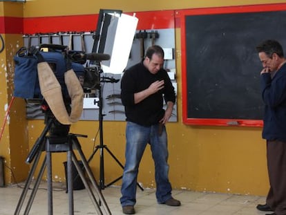 El director Enrique Otero, ayer, durante el rodaje de ‘Funes, o inventor da lúa’.