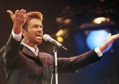 George Michael participa en el que se llamó 'Concierto de la Esperanza', en el estadio londinense de Wembley, en diciembre de 1993, una iniciativa artística para concienciar de la batalla mundial contra el virus del sida.