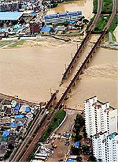 Imagen aérea de Gimcheon, en Corea del Sur, cuyos accesos férreos han sido devastados por las aguas.