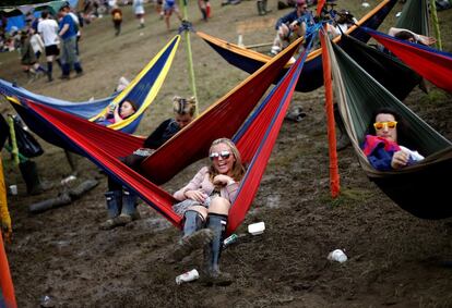 Varias personas disfrutan de las hamacas durante el festival de Glastonbury celebrado en Pilton (Reino Unido), el 23 de junio de 2016.