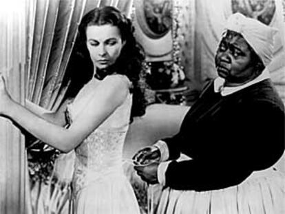 Mammy ajusta el corsé a Escarlata O'Hara en una escena de Lo que el viento se llevó.