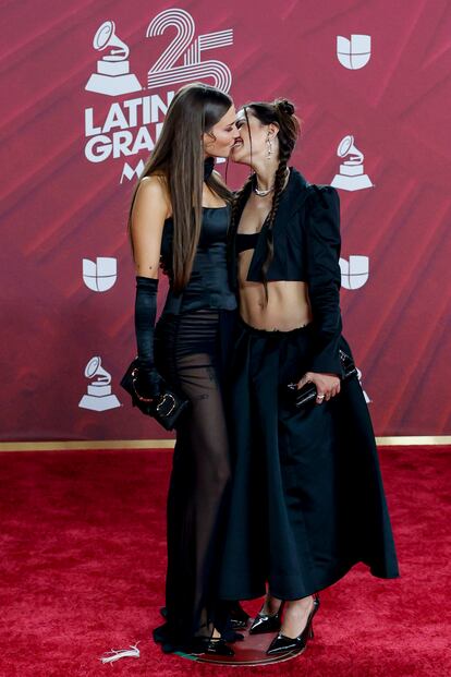  La colombiana Lucy Vives  besa a su novia a su llegada a la alfombra roja de la entrega anual de los Premios Latin Grammy.