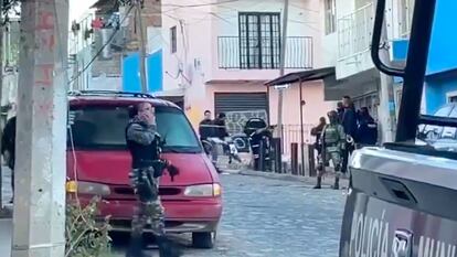 Miembros de la Policía Municipal de Tlaquepaque en la escena del crimen, el 18 de enero, en un video compartido en redes sociales.