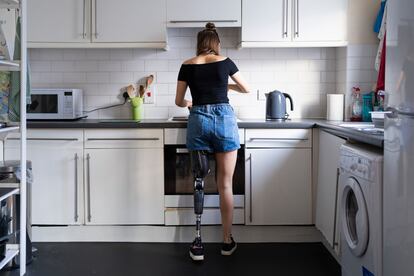 Una mujer cocina en su domicilio.