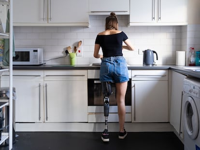 Una mujer cocina en su domicilio.