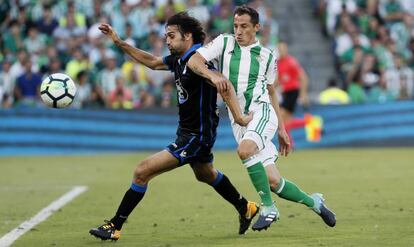 Guardado pelea el bal&oacute;n con Arribas en el Betis-Deportivo. 