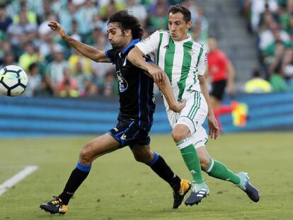 Guardado pelea el balón con Arribas en el Betis-Deportivo.