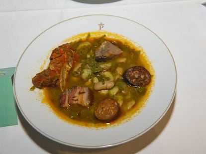 Completa el podio, la Taberna Salcedo, en el barrio de Teatinos de Oviedo, que gasta menú del día a 12 euros. 