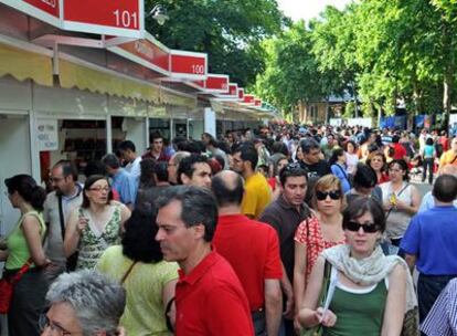 Ambiente de la Feria del Libro ayer por la tarde.