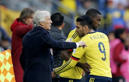 Falcao, sustituido por Jackson Martínez en presencia de Péckerman.