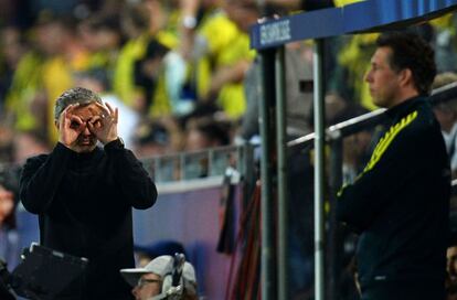 Mourinho le hace gestos al cuarto arbitro.