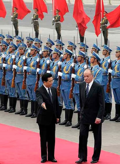 El rey Juan Carlos y el presidente chino, Hu Jintao, ayer en Pekín.