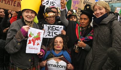 Vivienne Westwood, con una corona amarilla, y Emma Thompson, a la derecha, en la manifestación por el clima de Londres.