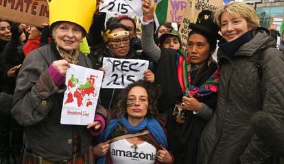 Vivienne Westwood, con una corona amarilla, y Emma Thompson, a la derecha, en la manifestación por el clima de Londres.