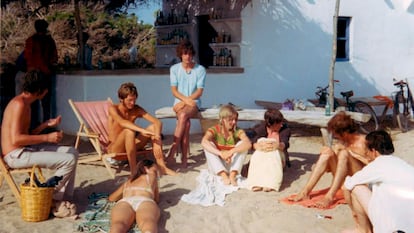 La primera formación de Pink Floyd y unos amigos, en la playa de Migjorn en 1967.