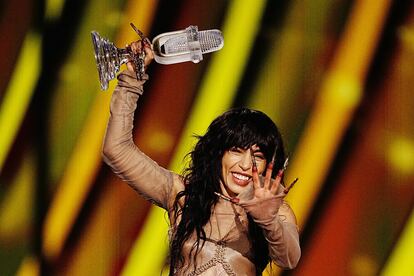 Loreen, con el micrófono de cristal tras ganar Eurovisión 2023.
