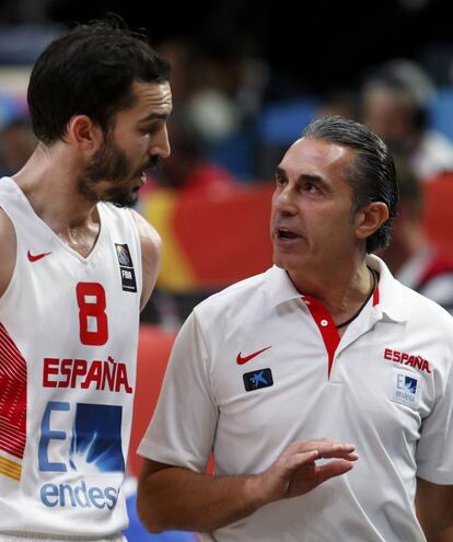 El seleccionador de la 'Roja', el italiano Sergio Scariolo, habla con Pau Ribas durante el encuentro de cuartos de final del Eurobasket contra Grecia.