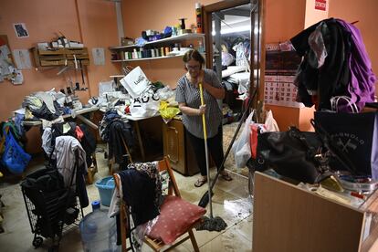 Juani Pérez pasaba la fregona en su taller de costura en el barrio de San Ginés, en Cartagena, este martes.