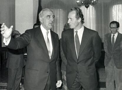 Joaquín Ruiz-Giménez, con el Rey en la inauguración de la sede del Defensor del Pueblo en 1983. Tras ellos, el entonces vicepresidente Alfonso Guerra.