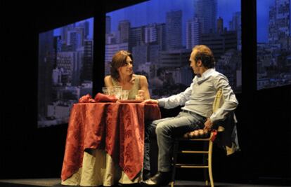 Un momento de la representación con los protagonistas en el centro de la escena