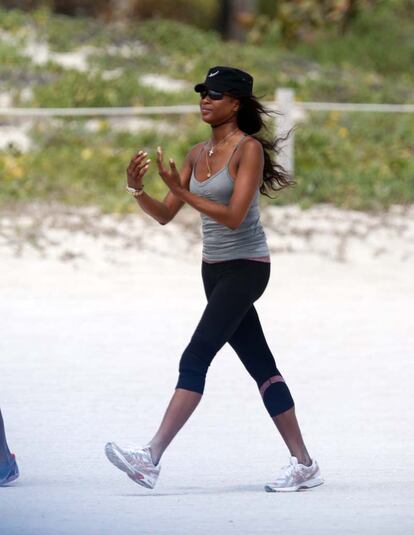 La playa suele ser uno de los lugares elegidos por Naomi Campbell para practicar deporte. La top no descansa ni en vacaciones.