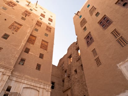 Vista de algunas de las viviendas de la vieja ciudad amurallada de Shibam, declarada en 1982 como Patrimonio de la Humanidad por la UNESCO.