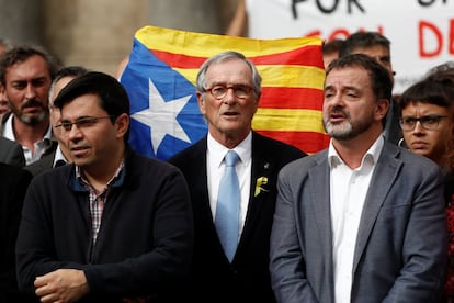 Xavier Trias delante de una estelada durante la concentración en apoyo a los independentistas citados a declarar en la Audiencia Nacional y en el Tribunal Supremo.  