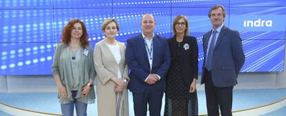 Mar Cuenta, gerente de seguridad y salud de Enagás; Pilar Afranca, directora de prevención y salud laboral de Acciona; Enrique Gilarranz, responsable de seguridad, salud y bienestar de Indra, Silvia Ruiz, directora de recursos humanos de Santander, y José María Mendiguren, director de prevención y salud de la entidad financiera. 