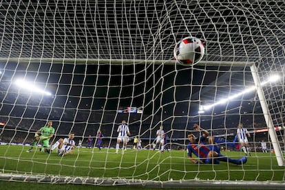 Luis Suárez ve como el balón toca la rec.