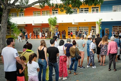 Decenas de personas esperan su turno para votar este domingo en Nuema (Francia). 