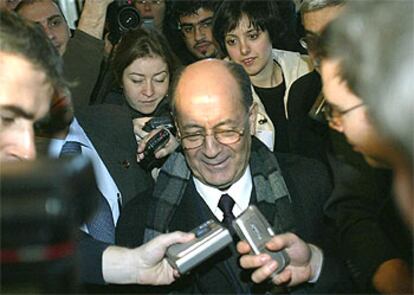 El secretario general de la OPEP, Álvaro Silvia Calderon, a su llegada al hotel Intercontinental de Viena.