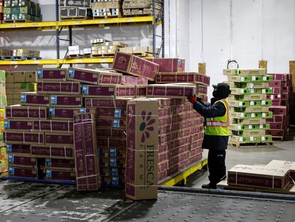 Un trabajador descarga cajas de flores en un puesto de Aduanas en Miami, Florida, el pasado 6 de febrero.