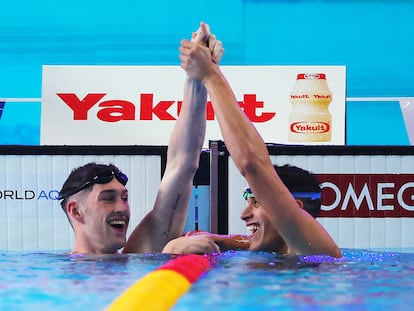 Hugo González celebra su segundo puesto junto a al estadounidense Hunter Armstrong, primero.