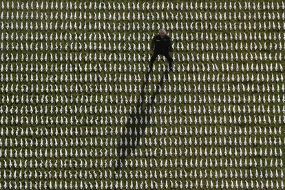 El artista británico Rob Heard posa entre 72.396 figuras cubiertas con sudarios, que representan a los soldados caídos durante la I Guerra Mundial, durante la presentación de su exposición