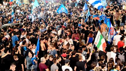 Torcedores do Napoli comemoram um título do seu time em 18 de junho.