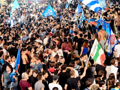 Torcedores do Napoli comemoram um título do seu time em 18 de junho.