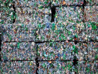 Cientos de envases de plástico son tratados en una planta de reciclaje en Bilten (Suiza).