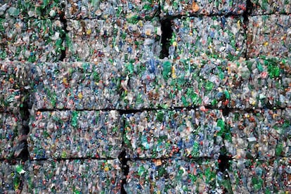 Cientos de envases de plástico son tratados en una planta de reciclaje en Bilten (Suiza).