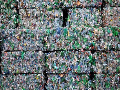 Cientos de envases de plástico son tratados en una planta de reciclaje en Bilten (Suiza).