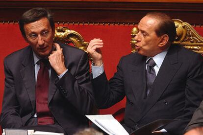 Berlusconi (derecha) conversaba ayer con su ministro de Exteriores, Gianfranco Fini, en el Senado.