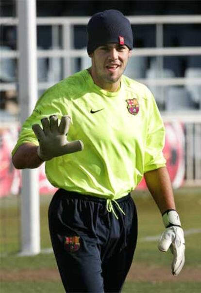 Víctor Valdés saluda al público en el entrenamiento de ayer.