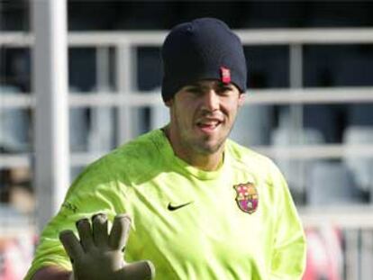 Víctor Valdés saluda al público en el entrenamiento de ayer.