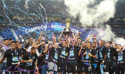 Gremio de Porto Alegre alza la Recopa Sudamericana tras vencer por penales en la segunda final a Independiente de Avellaneda.