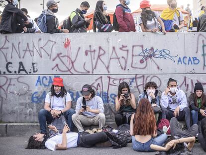Jóvenes manifestantes en las calles de Bogotá.