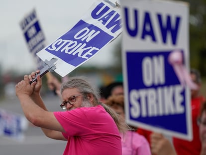 Trabajadores de General Motors hacen piquetes fuera de la planta de Bowling Green, Kentucky (Estados Unidos).