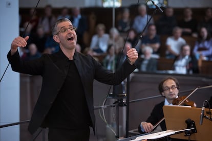 El nuevo 'Thomaskantor', el suizo Andreas Reize, en lo alto de la galería del órgano de la Thomaskirche durante el concierto inaugural del Festival Bach. A su izquierda, el concertino de la Orquesta de la Gewandhaus, Sebastian Breuninger.