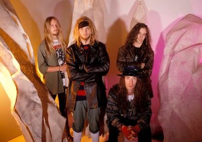 El grunge fue un movimiento cuya explosión dejó tras de sí un rastro de cadáveres. Ni Nirvana ni Soundgarden quisieron continuar sin Kurt Cobain ni Chris Cornell, pero Alice In Chains -otra de las bandas legendarias de Seattle- sí le vio sentido a hacerlo sin Layne Staley, fallecido en 2002 tras una sobredosis de heroína y cocaína. Cuando decidieron reunirse para tocar en directo, cuatro años después, llamaron como cantante a William DuVall, del grupo Comes With The Fall, aunque alternándose al micro con el guitarra y compositor Jerry Cantrell, que pasó a ejercer como líder de facto. El nuevo vocalista ha grabado tres álbumes con Alice In Chains (la misma cantidad que Staley). Han funcionado muy bien en cuanto a ventas, pero acogidos más tibiamente por la crítica, y los temas más recordados del grupo de Seattle siguen siendo aquellos que grabó con Staley en los años noventa. Otra banda de aquella época, Blind Melon, también perdió a su cantante, Shannon Hoon, por sobredosis de cocaína en 1995. En 2006, el grupo se reflotó con un tal Travis Warren como cantante. Siguen en activo, aunque casi nadie les ha hecho caso.