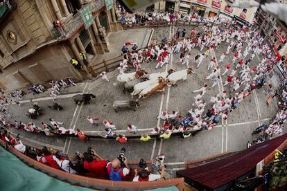 Los toros de la ganadería de José Escolar Gil, de Lanzahíta (Ávila), llegan a la Plaza del Ayuntamiento durante el encierro.