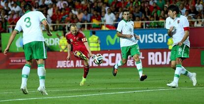 Iniesta, en el momento de hacer su gol a Bolivia.