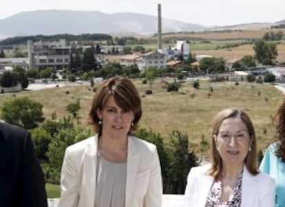 La ministra de Fomento, Ana Pastor (d), y la presidenta del Gobierno de Navarra, Yolanda Barcina (i), posan junto al mirador del barrio de Echavacoiz Norte, donde se ubicará la futura estación del TAV de Pamplona.